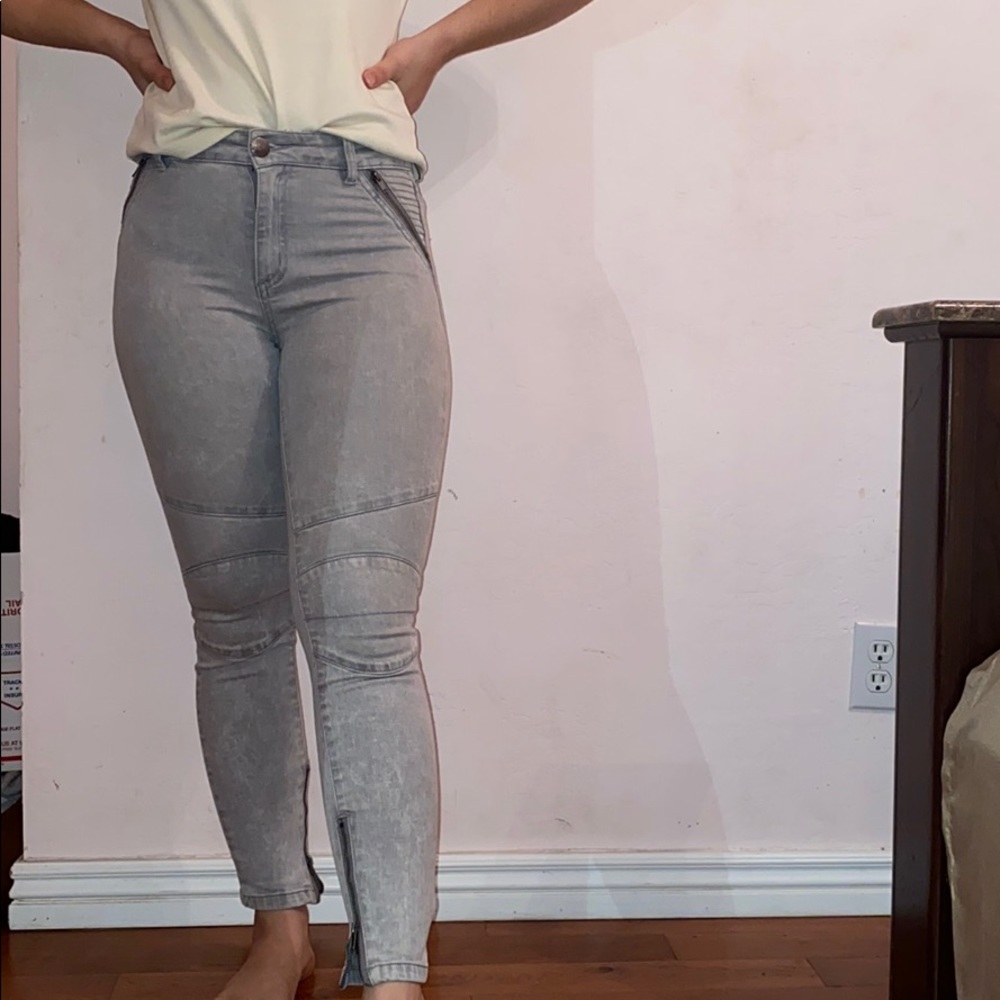 Grey acid wash zipper detailed jeans